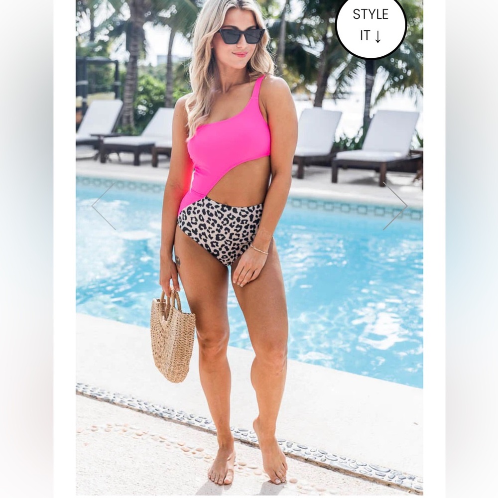 🎉 HP 🎉 One Shoulder Animal Print Swimsuit